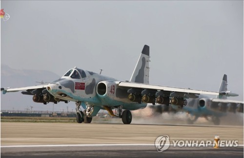 북한 전투비행술경기대회에 등장한 SU-25(서울=연합뉴스) 김정은 국무위원장이 원산갈마비행장에서 열린 '조선인민군 항공 및 반항공군 비행지휘성원들의 전투비행술경기대회-2019'를 참관했다고 조선중앙TV가 16일 보도했다. 사진은 수호이(SU)-25 공격기.
    [국내에서만 사용가능. 재배포 금지. For Use Only in the Republic of Korea. No Redistribution] nkphoto@yna.co.kr