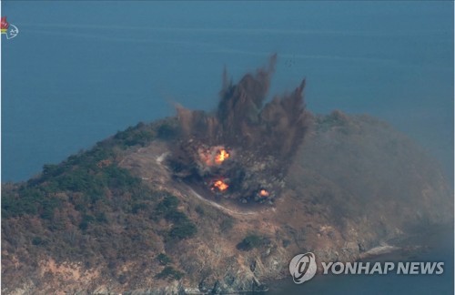 북한 김정은, 2년만에 전투비행술경기대회 참관(서울=연합뉴스) 김정은 국무위원장이 원산갈마비행장에서 열린 '조선인민군 항공 및 반항공군 비행지휘성원들의 전투비행술경기대회-2019'를 참관했다고 조선중앙TV가 16일 보도했다. 목표물을 폭격하고 있다.
    [국내에서만 사용가능. 재배포 금지. For Use Only in the Republic of Korea. No Redistribution] nkphoto@yna.co.kr