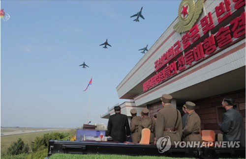 북한 김정은, 2년만에 전투비행술경기대회 참관(서울=연합뉴스) 김정은 국무위원장이 원산갈마비행장에서 열린 '조선인민군 항공 및 반항공군 비행지휘성원들의 전투비행술경기대회-2019'를 참관했다고 조선중앙TV가 16일 보도했다. 김 위원장이 간부들과 경기대회를 보고 있다.
    [국내에서만 사용가능. 재배포 금지. For Use Only in the Republic of Korea. No Redistribution] nkphoto@yna.co.kr