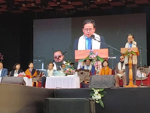 인도 '실롱 벚꽃 축제'에서 축사하는 신봉길 주인도대사(오른쪽 연단). [주인도한국문화원 제공=연합뉴스]