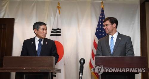 한·미, 연합공중훈련 전격 연기(방콕=연합뉴스) 임헌정 기자 = 정경두 국방부 장관과 마크 에스퍼 미국 국방부 장관이 17일 태국 방콕 아바니 리버사이드호텔에서 이달 예정된 연합공중훈련 연기 결정 관련 공동 기자회견을 하고 있다. 2019.11.17 kane@yna.co.kr