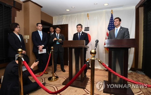 한·미, 이달 예정 연합공중훈련 전격 연기(방콕=연합뉴스) 임헌정 기자 = 정경두 국방부 장관과 마크 에스퍼 미국 국방부 장관이 17일 태국 방콕 아바니 리버사이드호텔에서 이달 예정된 연합공중훈련 연기 결정 관련 공동 기자회견을 하고 있다. 2019.11.17 kane@yna.co.kr