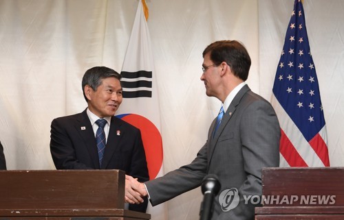 악수하는 한·미 국방장관(방콕=연합뉴스) 임헌정 기자 = 정경두 국방부 장관과 마크 에스퍼 미국 국방부 장관이 17일 태국 방콕 아바니 리버사이드호텔에서 이달 예정된 연합공중훈련 연기 결정 관련 공동 기자회견을 마친 뒤 악수하고 있다. 2019.11.17 kane@yna.co.kr