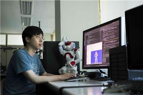 ETRI 연구원이 휴먼케어 로봇을 연구하는 모습[한국전자통신연구원 제공. 재판매 및 DB 금지]