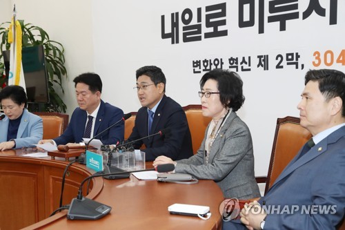 발언하는 오신환 원내대표(서울=연합뉴스) 안정원 기자 = 바른미래당 오신환 원내대표가 19일 오전 서울 여의도 국회에서 열린 원내대책회의에서 발언하고 있다. 2019.11.19 jeong@yna.co.kr