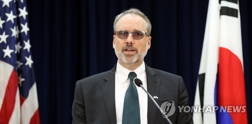 드하트 수석대표, 한미방위비 협상 결과 브리핑(서울=연합뉴스) 최재구 기자 = 한미방위비 분담금 3차 회의에 미국 측 수석대표로 참석한 제임스 드하트 국무부 선임보좌관이 19일 서울 용산구 남영동 미국대사관 공보과에서 협상 결과를 브리핑하고 있다. jjaeck9@yna.co.kr