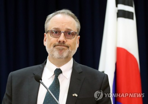 드하트 수석대표, 방위비협상결과 브리핑(서울=연합뉴스) 최재구 기자 = 한미방위비 분담금 3차 회의에 미국 측 수석대표로 참석한 제임스 드하트 국무부 선임보좌관이 19일 서울 용산구 남영동 미국대사관 공보과에서 협상 결과를 브리핑하고 있다. jjaeck9@yna.co.kr