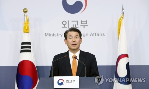 한미 방위비협상 파행 관련 정부 입장 발표(서울=연합뉴스) 임화영 기자 = 내년도 주한미군의 방위비 분담금을 결정하는 제11차 한미 방위비분담 특별협정(SMA) 제3차 회의가 19일 파행 끝에 조기 종료된 가운데 정은보 한국 측 협상 수석대표가 외교부 브리핑룸에서 정부 입장과 협상 상황 등을 발표하고 있다. hwayoung7@yna.co.kr