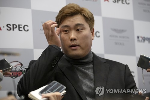 류현진 '조금 덥네요'내셔널리그 사이영상 투표에서 단독 2위에 오른 로스앤젤레스 다저스의 류현진이 11월 14일 오후 인천국제공항을 통해 귀국 후 땀을 닦으며 취재진과 인터뷰를 하고 있다. [연합뉴스 자료사진]