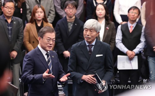 국민과 대화하는 문 대통령(서울=연합뉴스) 이진욱 기자 = 문재인 대통령이 19일 오후 서울 상암동 MBC에서 '국민이 묻는다, 2019 국민과의 대화'를 하고 있다.  cityboy@yna.co.kr