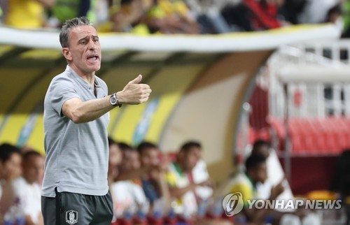 지시하는 벤투 감독(아부다비=연합뉴스) 김주성 기자 = 19일(한국시간) 아랍에미리트(UAE) 아부다비의 모하메드 빈 자예드 스타디움에서 열린 대한민국과 브라질 대표팀의 친선경기에서 파울루 벤투 감독이 선수들에게 적극적인 수비를 지시하고 있다. 2019.11.19 utzza@yna.co.kr