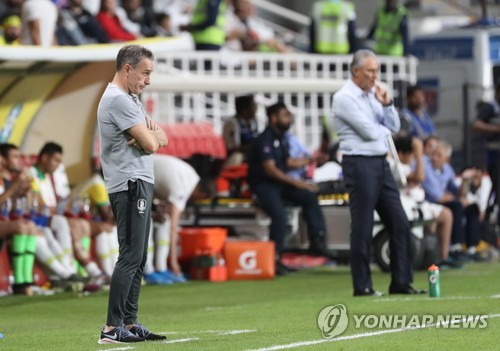 벤투-치치 대결(아부다비=연합뉴스) 김주성 기자 = 19일(한국시간) 아랍에미리트(UAE) 아부다비의 모하메드 빈 자예드 스타디움에서 열린 대한민국과 브라질 대표팀의 친선경기에서 파울루 벤투 감독과 치치 브라질 대표팀 감독이 경기를 지켜보고 있다. 2019.11.20 utzza@yna.co.kr