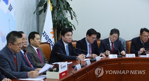 황 대표 발언듣는 한국당 중진들(서울=연합뉴스) 진성철 기자 = 자유한국당 정진석(오른쪽부터), 유기준, 정우택, 원유철, 심재철, 정갑윤 등 중진의원들이 20일 국회에서 열린 당대표 및 최고위원-중진의원 연석회의에서 황교안 대표의 발언을 듣고 있다. zjin@yna.co.kr