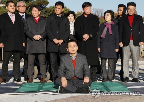 황교안 대표, '단식 투쟁 시작'(서울=연합뉴스) 한상균 기자 = 자유한국당 황교안 대표가 20일 오후 청와대 앞에서 국정 대전환을 촉구하는 단식 투쟁을 시작하고 있다. xyz@yna.co.kr