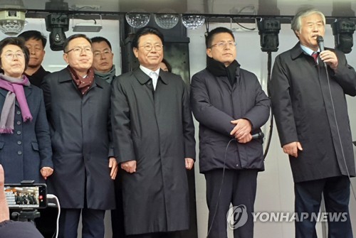 '문재인 하야 범투본' 집회 찾은 황교안(서울=연합뉴스) 이은정 기자 = 단식투쟁에 돌입한 자유한국당 황교안 대표(오른쪽 두번째)가 20일 청와대 분수대 인근에서 열린 '문재인 하야 범국민투쟁본부' 주최 집회를 찾아 총괄대표인 전광훈 목사(오른쪽)의 연설을 듣고 있다. ask@yna.co.kr