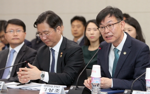 현장간담회에서 발언하는 김상조 정책실장(군산=연합뉴스) 백도인 기자