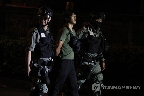 연행되는 홍콩이공대 시위자(홍콩 EPA=연합뉴스) 홍콩 경찰이 19일 홍콩이공대 캠퍼스를 탈출하려던 한 시위자를 체포해 연행하고 있다. ymarshal@yna.co.kr