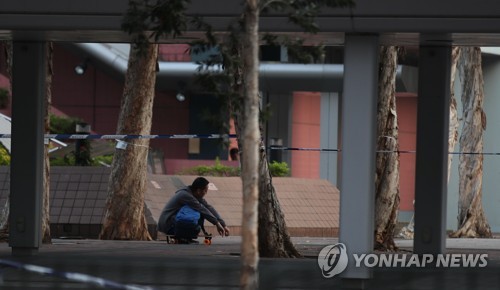 오갈 수 없는 상황(홍콩=연합뉴스) 김인철 기자 = 20일 오후 홍콩 이공대학에서 한 시위대 남성이 생각에 잠겨 있다. 2019.11.20 yatoya@yna.co.kr
