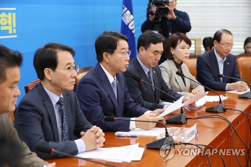 발언하는 조정식 정책위의장(서울=연합뉴스) 안정원 기자 = 더불어민주당 조정식 정책위의장(오른쪽 네번째)이 21일 오전 서울 여의도 국회에서 열린 정책조정회의에서 발언하고 있다. jeong@yna.co.kr