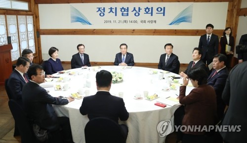 여야 대표 정치협상회의, 황교안 불참(서울=연합뉴스) 안정원 기자 = 패스트트랙 법안 처리 방안 등을 논의하기 위해 21일 오후 서울 여의도 국회 사랑재에서 열린 정치협상회의에서 문희상 국회의장과 여야 대표들이 기념촬영을 마친 후 착석하고 있다. 이날 회의에 자유한국당 황교안 대표는 불참했다.
왼쪽 세번째부터 정의당 심상정 대표, 더불어민주당 이해찬 대표, 문 의장, 바른미래당 손학규 대표, 민주평화당 정동영 대표. 2019.11.21 jeong@yna.co.kr