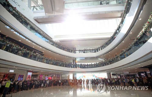 홍콩 시내 중심가에서 열린 평화 시위(홍콩=연합뉴스) 김인철 기자 = 21일 오후 홍콩 IFC몰에서 열린 '런치 위드 유(점심 함께 먹어요) 시위'에서 홍콩 시민과 직장인들이 구호를 외치고 있다.
쫙 펴 보인 다섯 손가락은 송환법 공식 철회, 경찰의 강경 진압에 관한 독립적 조사, 시위대 '폭도' 규정 철회, 체포된 시위대의 조건 없는 석방 및 불기소, 행정장관 직선제 실시 등 시위대의 5대 요구 사항을 의미한다. 2019.11.21 yatoya@yna.co.kr