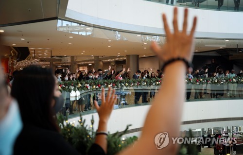 경찰해산 촉구하는 홍콩 넥타이 부대(홍콩=연합뉴스) 김인철 기자 = 21일 오후 홍콩 IFC몰에서 열린 '런치 위드 유(점심 함께 먹어요) 시위'에서 홍콩 시민과 직장인들이 구호를 외치고 있다.
쫙 펴 보인 다섯 손가락은 송환법 공식 철회, 경찰의 강경 진압에 관한 독립적 조사, 시위대 '폭도' 규정 철회, 체포된 시위대의 조건 없는 석방 및 불기소, 행정장관 직선제 실시 등 시위대의 5대 요구 사항을 의미한다. 2019.11.21 yatoya@yna.co.kr