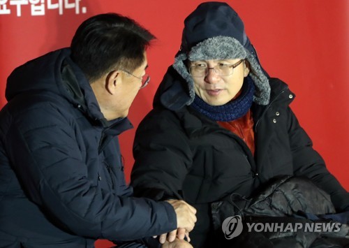 대화하는 황교안 대표와 정진석 의원(서울=연합뉴스) 최재구 기자 = 자유한국당 황교안 대표(오른쪽)가 21일 단식 농성 중인 서울 청와대 분수대 앞에서 정진석 의원과 대화하고 있다. 2019.11.21 jjaeck9@yna.co.kr