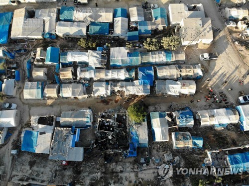 난민캠프에까지 폭격. 21일(현지시간) 밤 반군 점령지인 이들립 주에서 바샤르 알아사드 대통령이 이끄는 시리아 정권의 가한 폭격으로 잿더미로 변한 피란민 캠프.[AFP=연합뉴스 자료사진]