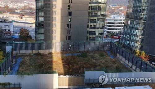 잡초 무성한 일본대사관 옛터, 그리고 청와대(서울=연합뉴스) 배재만 기자 = 한일 군사정보보호협정(GSOMIA·지소미아) 종료(23일 0시)가 임박한 22일 서울 종로구 일본대사관 옛터에 잡초가 무성하게 자라있다. 
    한국 정부는 지난 8월 23일 일본의 수출규제에 대응해 지소미아를 연장하지 않겠다는 뜻을 일본 정부에 전달했고, 일본의 태도 변화가 있지 않는한 지소미아를 종료한다는 입장이다. 2019.11.22 scoop@yna.co.kr