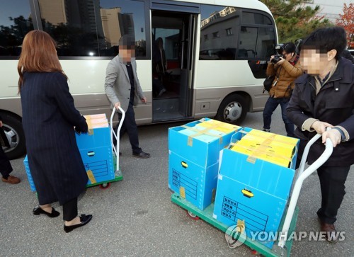 해경청 압수품 차량에 싣는 세월호 특수단(인천=연합뉴스) 윤태현 기자 = 검찰 '세월호 참사 특별수사단' 관계자들이 22일 오후 인천시 연수구 송도동 해양경찰청에서 압수수색으로 확보한 세월호 관련 자료를 차량에 싣고 있다. 2019.11.22 tomatoyoon@yna.co.kr