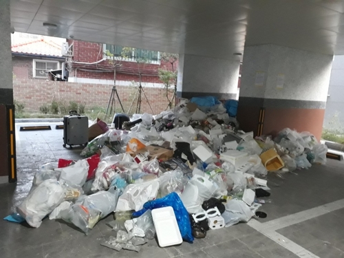 쓰레기로 가득 찬 공공임대주택 주차장[촬영 김민호]
