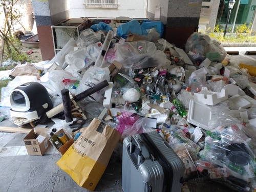 쓰레기로 가득 찬 공공임대주택 주차장[촬영 김민호]