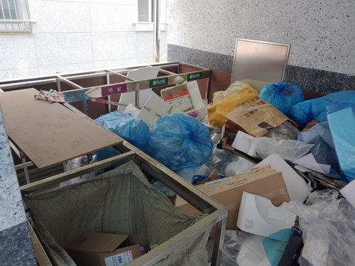 분리수거장이 무색하게 버린 쓰레기들[촬영 김민호]