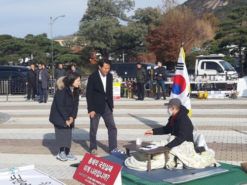 황교안 대표를 방문한 오세훈 전 서울시장(서울=연합뉴스) 이슬기 기자 = 오세훈 전 서울시장이 청와대 앞 분수대 광장에서 단식농성 중인 자유한국당 황교안 대표를 위로 방문했다. 2019.11.23.