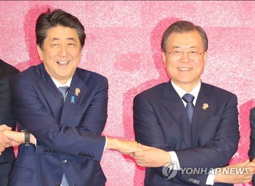 문 대통령과 아베 총리, '환한 웃음'(방콕=연합뉴스) 이진욱 기자 = 문재인 대통령과 아베 일본 총리가 4일 오후 방콕 임팩트 포럼에서 열린 역내포괄적경제동반자협정(RCEP)에서 참석 정상들과 기념촬영을 하며 환하게 웃고 있다. 2019.11.4 cityboy@yna.co.kr