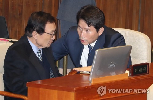 대화하는 민주당 지도부11월 19일 오후 서울 여의도 국회에서 열린 국회 본회의에서 더불어민주당 이해찬 대표(왼쪽)와 이인영 원내대표가 대화하고 있다. [연합뉴스 자료사진]