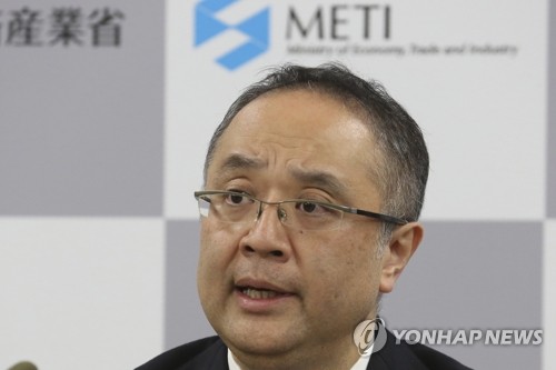 (도쿄 AP=연합뉴스) 이다 요이치 일본 경제산업성 무역관리부장이 2019년 11월 22일 오후 도쿄 경제산업성 건물에서 기자회견을 하고 있다．