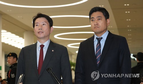 질문에 답하는 이인영과 오신환(영종도=연합뉴스) 하사헌 기자 = 한미 방위비 분담금 협상과 관련한 한국 국회의 입장을 미국에 전달하기 위해 미국을 방문했던 더불어민주당 이인영 원내대표(왼쪽)와 바른미래당 오신환 원내대표가 24일 오후 인천공항을 통해 귀국, 방미 성과에 대한 기자들의 질문에 답하고 있다. 2019.11.24 toadboy@yna.co.kr