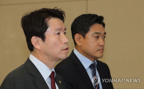 질문에 답하는 이인영과 오신환(영종도=연합뉴스) 하사헌 기자 = 한미 방위비 분담금 협상과 관련한 한국 국회의 입장을 미국에 전달하기 위해 미국을 방문했던 더불어민주당 이인영 원내대표(왼쪽)와 바른미래당 오신환 원내대표가 24일 오후 인천공항을 통해 귀국, 방미 성과에 대한 기자들의 질문에 답하고 있다. 2019.11.24 toadboy@yna.co.kr