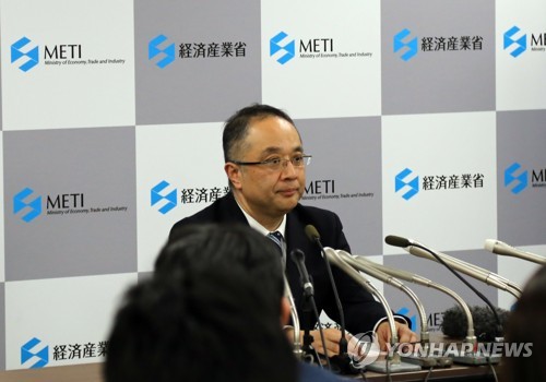 (도쿄=연합뉴스) 이세원 특파원 = 이다 요이치(飯田陽一) 일본 경제산업성 무역관리부장이 22일 오후 일본 도쿄도(東京都) 지요다(千代田)구 소재 경제산업성 기자회견실에서 한국에 대한 수출 규제 등에 관해 설명하고 있다.