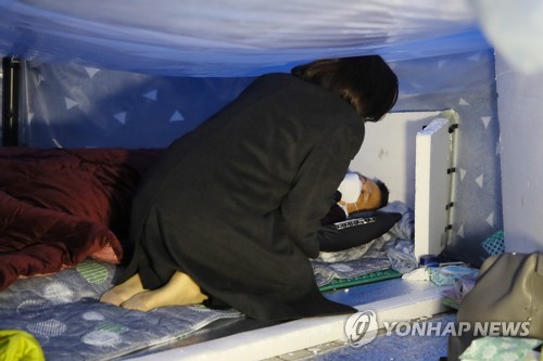 황교안 단식 농성 현장 찾은 나경원(서울=연합뉴스) 진성철 기자 = 자유한국당 나경원 원내대표가 25일 청와대 분수대 앞에서 엿새째 단식 농성을 이어가는 황교안 대표를 방문해 안부를 묻고 있다. 2019. 11. 25 zjin@yna.co.kr