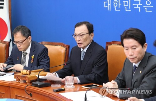 발언하는 이해찬 대표(서울=연합뉴스) 안정원 기자 = 더불어민주당 이해찬 대표가 25일 오전 서울 여의도 국회에서 열린 최고위원회의에서 발언하고 있다. 
    왼쪽부터 박주민 의원, 이 대표, 이인영 원내대표. 2019.11.25 jeong@yna.co.kr