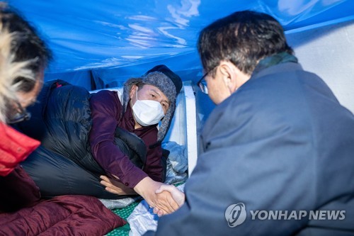 황교안 대표 단식 천막 찾아 악수하는 이해찬 대표(서울=연합뉴스) 임화영 기자 = 엿새째 단식 중인 자유한국당 황교안 대표가 25일 서울 종로구 청와대 분수대 앞 단식 천막에서 더불어민주당 이해찬 대표를 맞이하고 있다.  hwayoung7@yna.co.kr