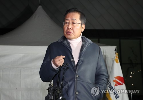 황교안 대표 단식 천막 찾은 홍준표 전 대표(서울=연합뉴스) 김주성 기자 = 자유한국당 홍준표 전 대표가 25일 오후 청와대 분수대 앞에서 단식 투쟁 중인 황교안 대표를 만나고 나와 기자들의 질문에 답하고 있다. 2019.11.25 utzza@yna.co.kr