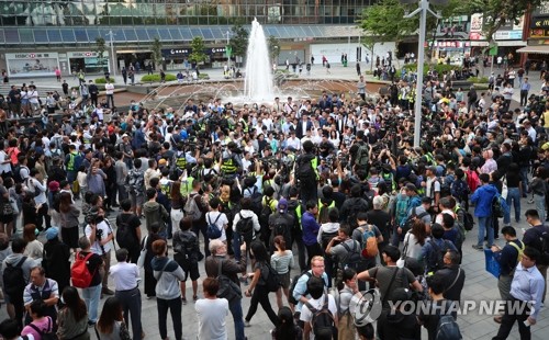 다시 모인 홍콩 시민들(홍콩=연합뉴스) 김인철 기자 = 지난 25일 오후 홍콩 침사추이의 한 공원에서 어제 홍콩 구의원 선거에 당선된 당선인들과 시민들이 모여 구호를 외치고 있다. yatoya@yna.co.kr