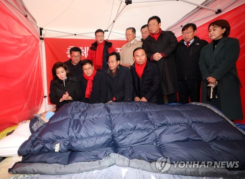 황교안 대표 단식투쟁 현장 찾은 나경원(서울=연합뉴스) 윤동진 기자 = 7일째 단식투쟁을 이어가고 있는 자유한국당 황교안 대표의 청와대 앞 농성장을 찾은 나경원 원내대표가 26일 황 대표와 이야기를 나누고 있다. 2019.11.26 pdj6635@yna.co.kr