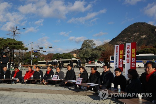 연일 청와대 앞 회의 여는 한국당(서울=연합뉴스) 진성철 기자 = 자유한국당 나경원 원내대표가 26일 청와대 분수대 앞에서 열린 원내대책회의에서 발언하고 있다. 황교안 대표는 이레째 단식농성을 이어가고 있다. zjin@yna.co.kr