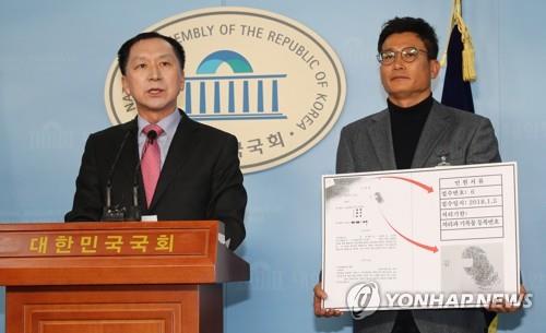 기자회견하는 김기현 전 울산시장(서울=연합뉴스) 하사헌 기자 = 자유한국당 소속 김기현 전 울산시장이 27일 오전 국회 정론관에서 기자회견을 열고 자신이 경찰 수사를 받으면서 낙선했던 지난해 6·13 지방선거에 권력기관이 개입했다는 의혹을 제기하고 있다.  toadboy@yna.co.kr