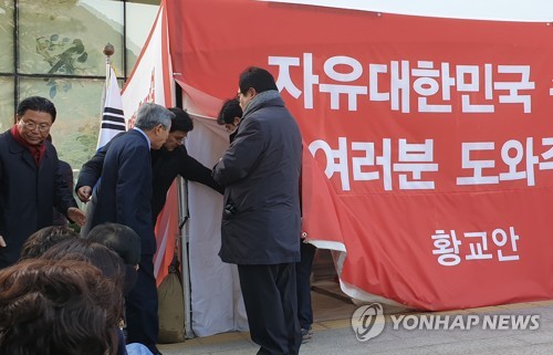 단식 8일차 황교안 찾은 유인태(서울=연합뉴스) 이은정 기자 = 유인태 국회 사무총장(가운데)이 27일 청와대 앞 분수대광장 천막에서 8일째 단식 중인 황교안 대표를 만나기 위해 천막으로 들어가고 있다.  2019.11.27 ask@yna.co.kr