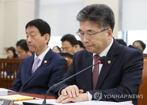 질문받는 민갑룡 경찰청장(서울=연합뉴스) 안정원 기자 = 민갑룡 경찰청장이 27일 오전 서울 여의도 국회에서 열린 행정안전위원회 전체회의에서 김기현 전 울산시장 수사 관련 질문을 받고 있다. 2019.11.27 jeong@yna.co.kr